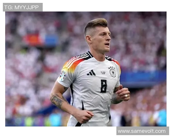 克罗斯：从足球场上的战术大师到生活中的低调绅士