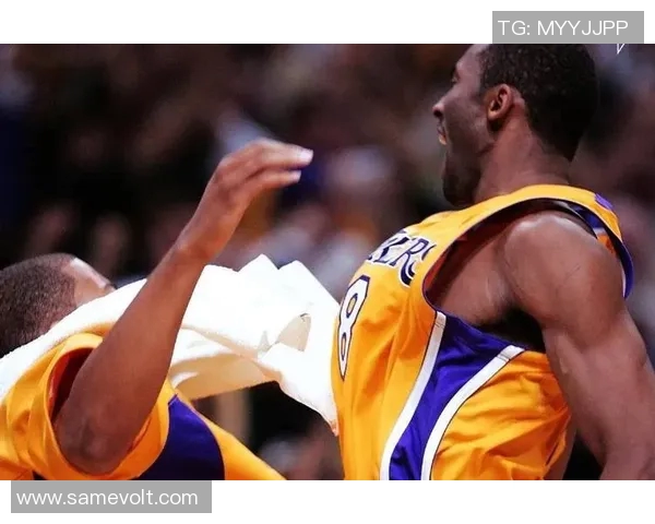 克劳福德与科比的巅峰对决：篮球场上的传奇较量与荣耀时刻